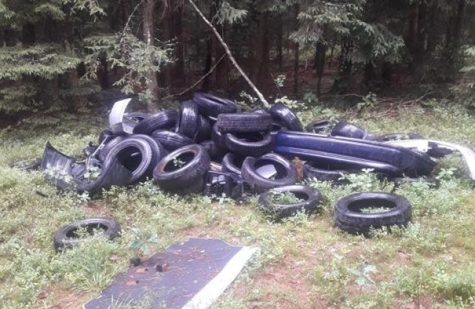 {Opony, odpady budowlane, śmieci z gospodarstw domowych wyrzucone wprost do lasu – leśnicy wciąż borykają się z tym problemem.}