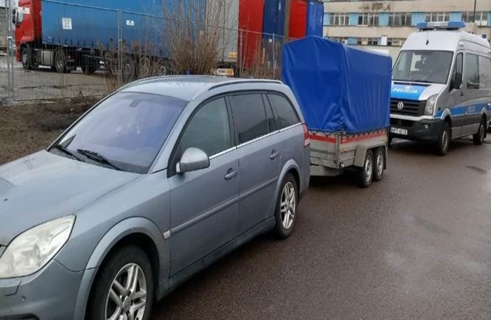 {Wnikliwość policjantów drogówki pozwoliła złapać złodziei.}